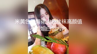 一个金发美女被富豪包养整天被两个肉棒包围