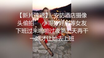  骚妇仰面躺床边舔老公大吊 老公手持自拍杆拍摄 真吊