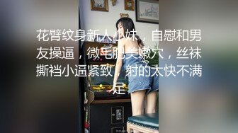  屁股撅得高高的小骚逼露脸伺候大哥啪啪，轻SM小套装让大哥绑起双腿玩，各种体位爆草抽插