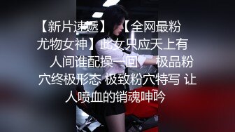 沙滩带货美女直播，还是现场看比较真实一点，围观了不少色老头，直接当着面换内衣，真过瘾哇！