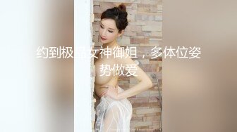 我在厕所洗澡然后出来就看见骚妻在给单男舔鸡巴了