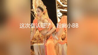  户外少妇勾引路人：怕什么呀帅哥，有人更刺激，他们看到了邀请一起来操我，哦哦受不了啦