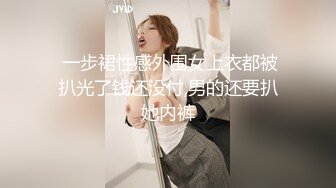  俊男靓女激情3P玩弄风骚小母狗，渣男接了杯尿给骚逼喝真淫荡，一起鸳鸯浴