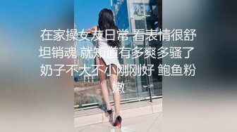 清纯萌动的服务员小美女，吃完饭尾随她上厕所偷拍了一番，小穴流水水还挺动人1