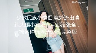  肉感巨乳骚御姐！浴室洗澡吃屌！穿上开档牛仔裤，后入大肥臀奶子直晃，特写视角进出抽插