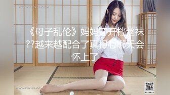 时尚妙龄女郎性感连衣裙真是爱了和俩西装男跳舞喝酒玩暧昧调情勾引