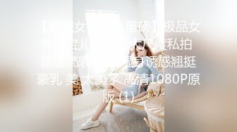 双飞嫩嫩的小白虎 太赞了 俩人双双撅着屁股露出肥逼被大吊后入