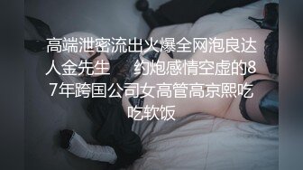 笑起来甜美又很骚外围小妹，换上情趣装丁字裤，服务周到吸蛋舔屌，让妹子扣逼自慰，后入爆插极品肥臀