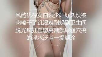 【专业户外群P】爆裂黑丝女神今晚玩刺激 网吧包房玩3P 电脑椅上轮着操小骚货 叫的这么浪不怕被听到？