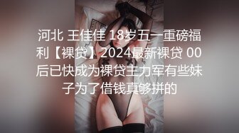 两个小骚逼快被大哥们玩坏了，床上的淫乱男女，揉奶玩逼道具抽插，口交大鸡巴让大哥舔逼