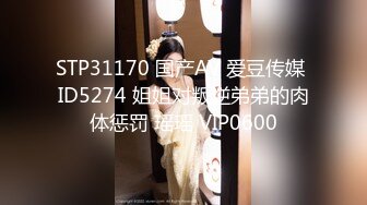 高颜值熟女人妻 在家撅着大白屁屁被大肉棒无套两洞轮流抽插 随便插 看着好轻松 这大屁眼洞太诱惑了