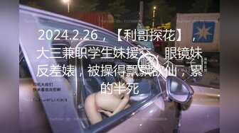 金发嫩妹主动掰开鲍鱼看看是否处女