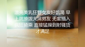 第一次和女友出去玩，后入爽了自己动