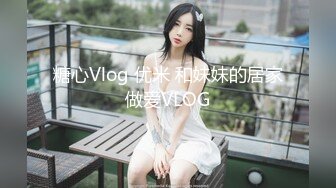 约JK裙装漂亮小美女做爱，没穿内裤伸手就可以揉捏感受，情欲沸腾，换上情趣围裙好身材温顺配合抽插呻吟