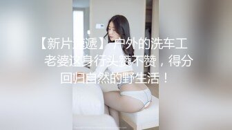 长的很哇塞的小骚逼，露脸开档黑丝情趣给小哥撸起大鸡巴