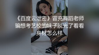 脱掉衣服手上花臂纹身，蹲着口交沙发上被猛操站立后入