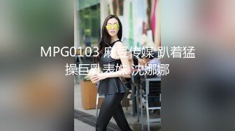   大红唇新人骚女被两大汉3P，白丝袜丁字裤，翘起屁股看穴，两根JB轮流舔，骑乘上下一起插