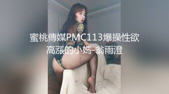 全景偷拍牛仔裤妹子 看着摄像头完全不知道在拍她