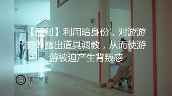 理发店里的骚男女真鸡巴骚，白日宣淫衣服都不脱直接上位看着店门外激情抽插大骚逼前面还有孩子真不怕被看见