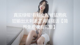 美女穿着渔网蕾丝晚上逛街