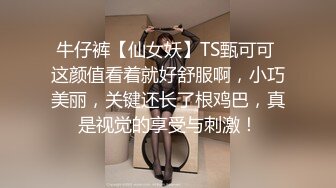  身材较小的妹子展示自己的鲍鱼