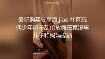  小骚逼露脸洗干净了伺候小哥哥诱惑狼友，舔鸡巴的样子好骚吸蛋蛋，深喉抽插，后入草屁股