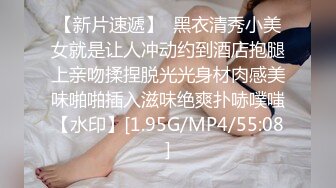 短发轻熟女经典蝴蝶逼户型，特写手指揉搓阴蒂，露脸口交挑逗阴茎对白刺激