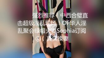 跟随偷窥跟男友坐地铁的眼镜美女 想到这么清纯的妹子 出门居然不穿内内 旁边大哥有没有闻到骚味