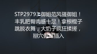 十一月最新商场全景厕拍系列 可爱的大屁股妹子含着棒棒糖尿尿