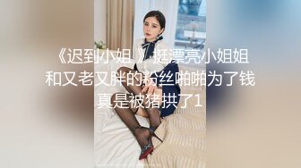 饥渴美少妇，露奶白色衣服，手指掰穴私处粉红色不停的揉搓阴蒂