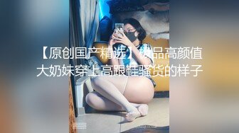 露脸轻熟女先道具插穴手撸假阳具，黄瓜自慰插穴，白浆好多骚的很