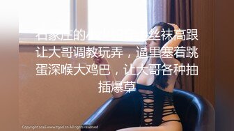  长腿18岁美少女窄精少女高跟鞋齐逼短裙，被大哥重压在下面直插紧紧的粉穴