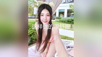 卷发美女穿着背心给自己的男友吃鸡鸡