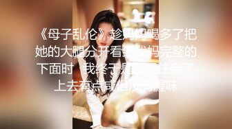  疯狂小迷妹被小哥在床上放肆蹂躏，疯狂草嘴，大鸡巴无套抽插干出好多白浆