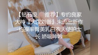 短发人妻母狗少妇，束缚着骚奶子让大哥后入草屁股