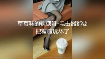 熟女的诱惑镜头前的呻吟，听狼友指挥开档丝袜舔弄假鸡巴，大黑牛自慰骚逼呻吟撅着屁股给狼友看骚逼别错过