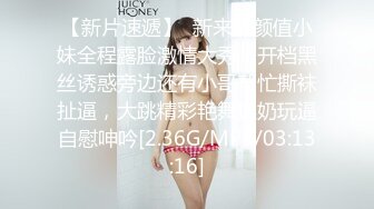 金发苗条骚女【奶油甜心】黑丝舔足自摸道具自慰，舔弄振动棒掰穴扣逼，很是诱惑喜欢不要错过