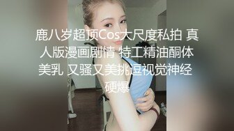 长卷发妹子，卧室中手持镜头自慰掰穴，极品粉色木耳蝴蝶逼，揉搓阴蒂喷尿