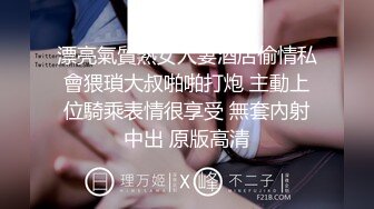 刚踏入社会的清纯甜美可爱美眉，漂亮得像个洋娃娃！第一次好害羞，大叔很温柔地插入